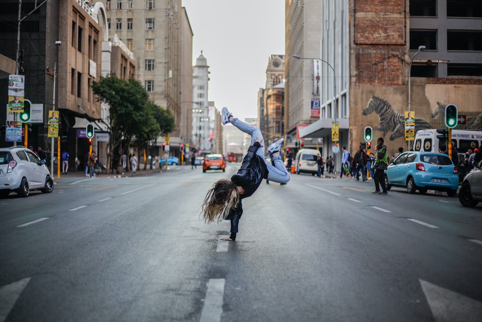 Photo par Keenan Constance person hand standing on concrete road