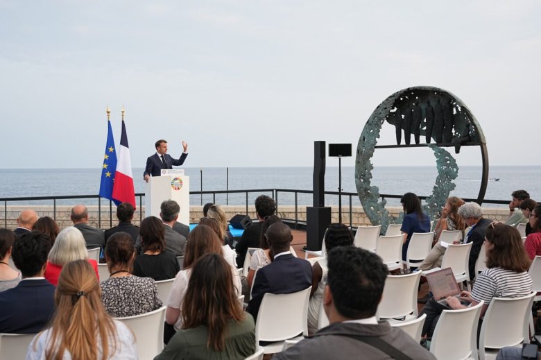 “Pas faches pels referendums”: lo racisme colonial segon Macron